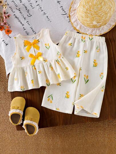 女婴泡泡绉纱碎花无袖上衣配蝴蝶结和裤子套装，可爱田园风夏季舒适装扮