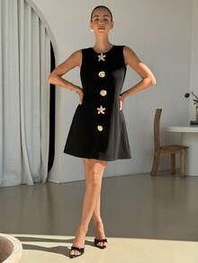 Lavishia Vestido corto sin mangas negro para mujer con decoración de hebilla de metal, vestido elegante y de moda para ir al trabajo, salir, fiestas, versátil - Negro - Ver 6