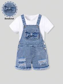 SHEIN Playful Pals 女童牛仔背带短裤夏季新款，可爱休闲风，浅蓝色水洗牛仔布，蝴蝶结装饰，破洞毛边下摆，宽松版型，柔软舒适面料，是夏季日常穿着、度假、学校郊游、派对等场合的理想选择。 - 淺色水洗藍 - 查看 4