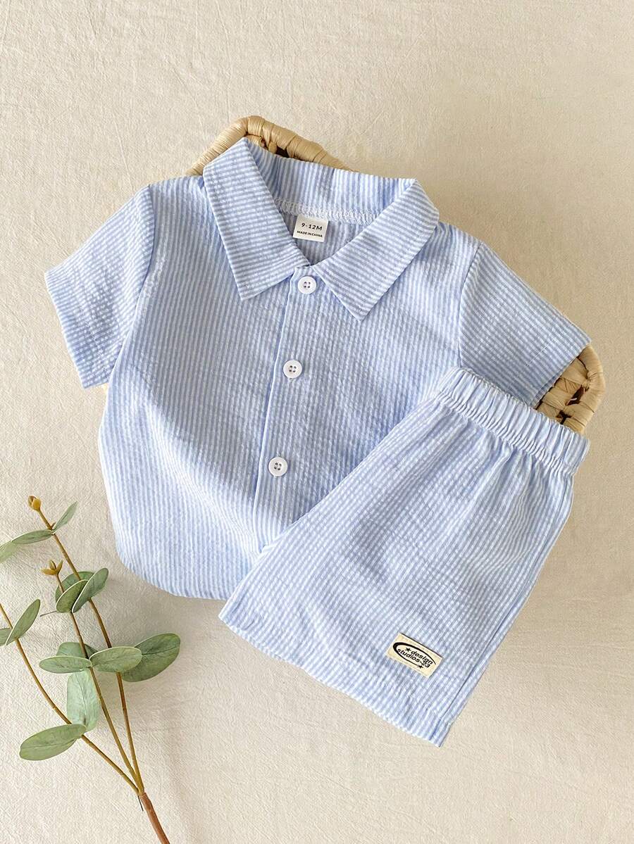 SHEIN Set de 2 piezas de camisa y pantalones cortos casuales de verano para niños pequeños, Camisa: Camisa de cuello con mangas cortas a rayas blancas y negras, Pantalones cortos: Pantalones cortos a rayas blancas y negras de tela texturizada, Adecuado para uso diario, vacaciones, días festivos