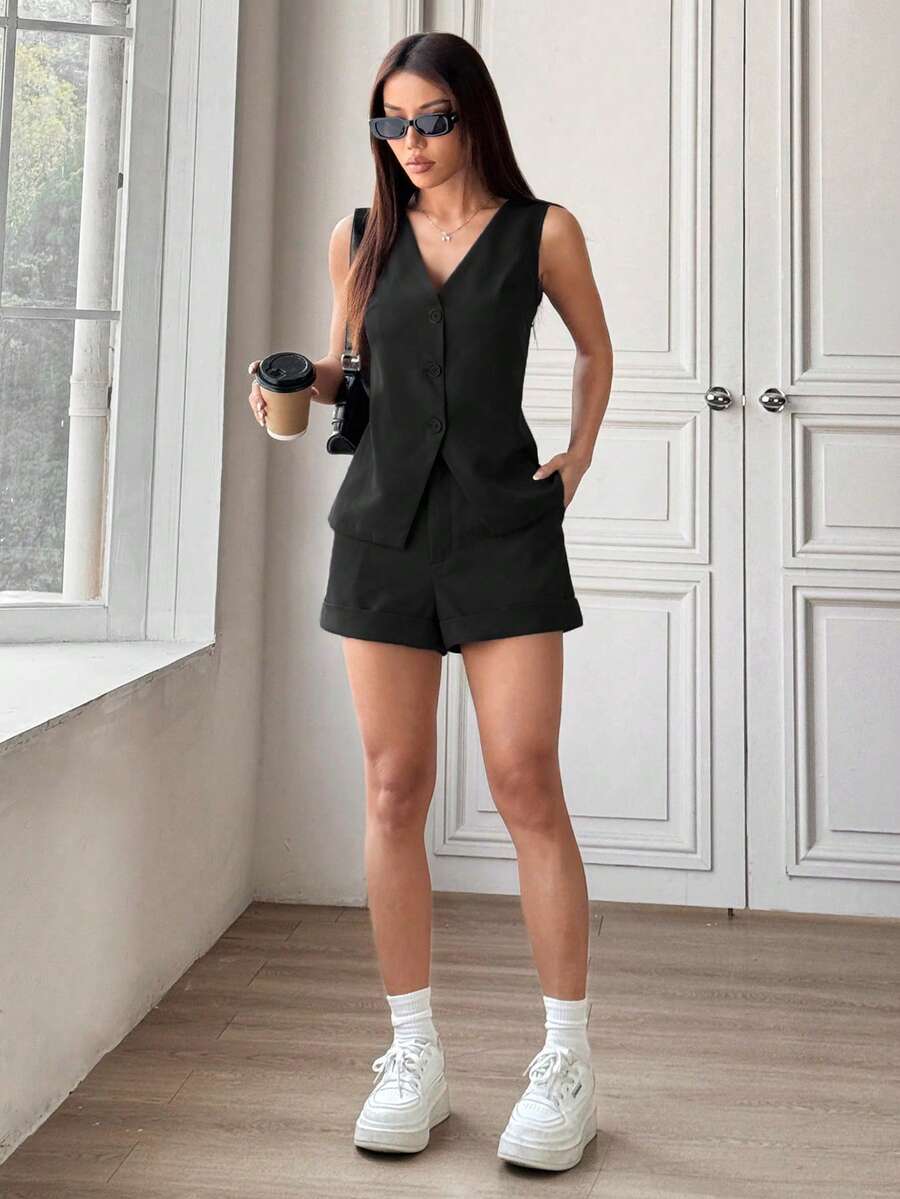 Flirla 女款休閒極簡無袖外套,前扣鈕扣與開衩下擺,搭配摺邊短褲套裝,2件套女裝套裝 - 黑色 - 查看 1