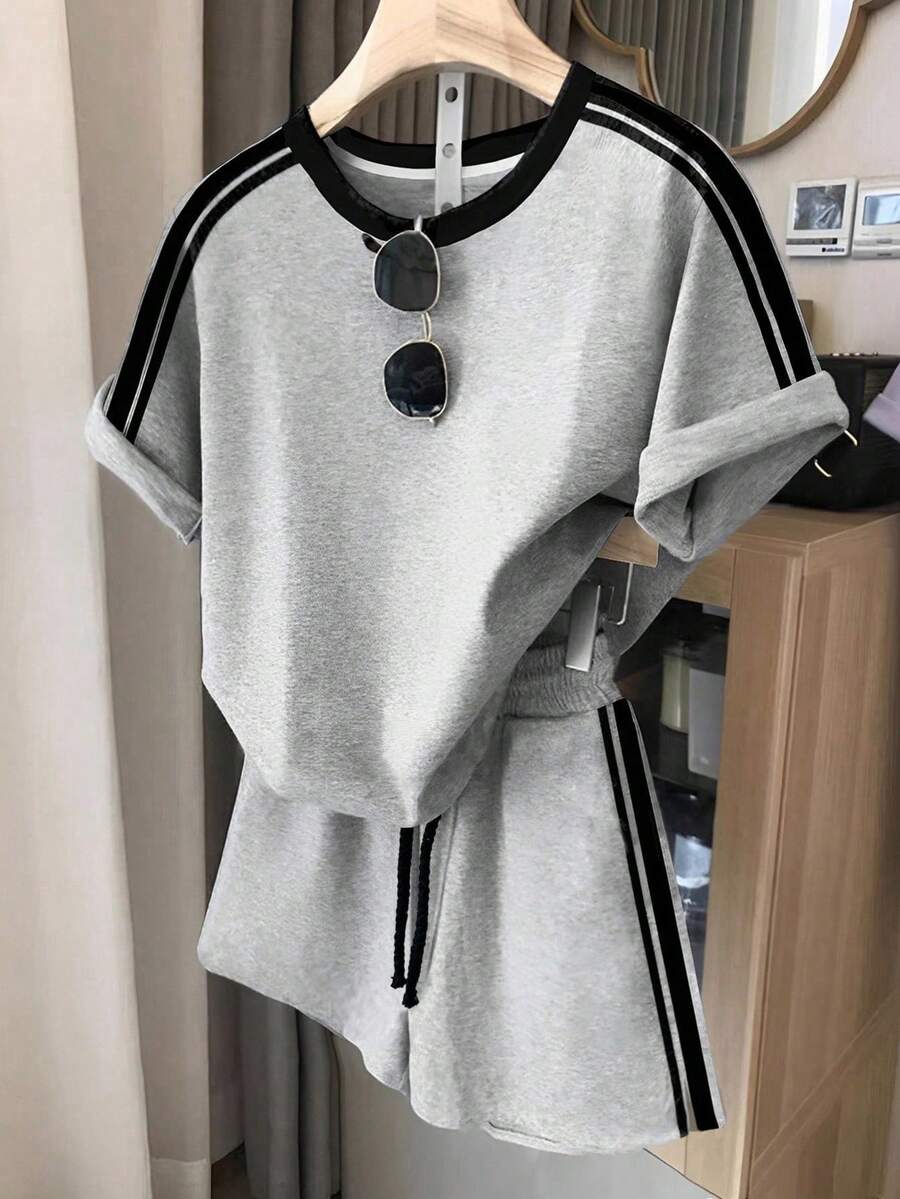 SHEIN 少女两件套灰色针织休闲宽松美式英语标语印花圆领短袖T恤和印花短裤,适合夏季街头运动穿着 - 彩色 - 查看 1