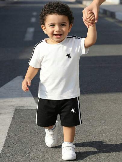 SHEIN Baby Boy New Arrival Casual Minimalist Y2K Sports Style, Horse Logo, Street Fashion, Soft & Comfortable, Round Neck Short Sleeve T-Shirt And Shorts 2-Piece Set, Suitable For Spring/Summer, Ideal For Street Photography
