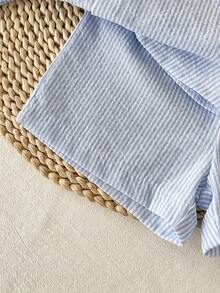 SHEIN Set de 2 piezas de camisa y pantalones cortos casuales de verano para niños pequeños, Camisa: Camisa de cuello con mangas cortas a rayas blancas y negras, Pantalones cortos: Pantalones cortos a rayas blancas y negras de tela texturizada, Adecuado para uso diario, vacaciones, días festivos - Azul - Ver 8