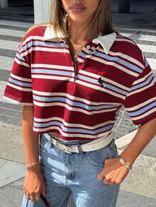 Muchica Camisa polo feminina casual para o dia a dia com bordado, listras contrastantes e modelagem solta com ombros caídos, ideal para o verão. Look Zoey com zíper, blusa estilo zoológico, blusa feminina com zíper, look vintage feminino, looks casuais femininos, blusas cropped, camisa polo cropped listrada, looks femininos com cropped, looks californianos femininos, look retrô feminino, blusa feminina, camisas polo casuais femininas, inspiração para looks com polo, look old school feminino, look escolar feminino com listras vermelhas e brancas. - Multicolorido - Ver 7