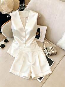 SHEIN Franclia Bộ đồ nữ thanh lịch gồm áo vest cổ chữ V và quần short bằng vải satin Pháp. - Màu be - Xem 1