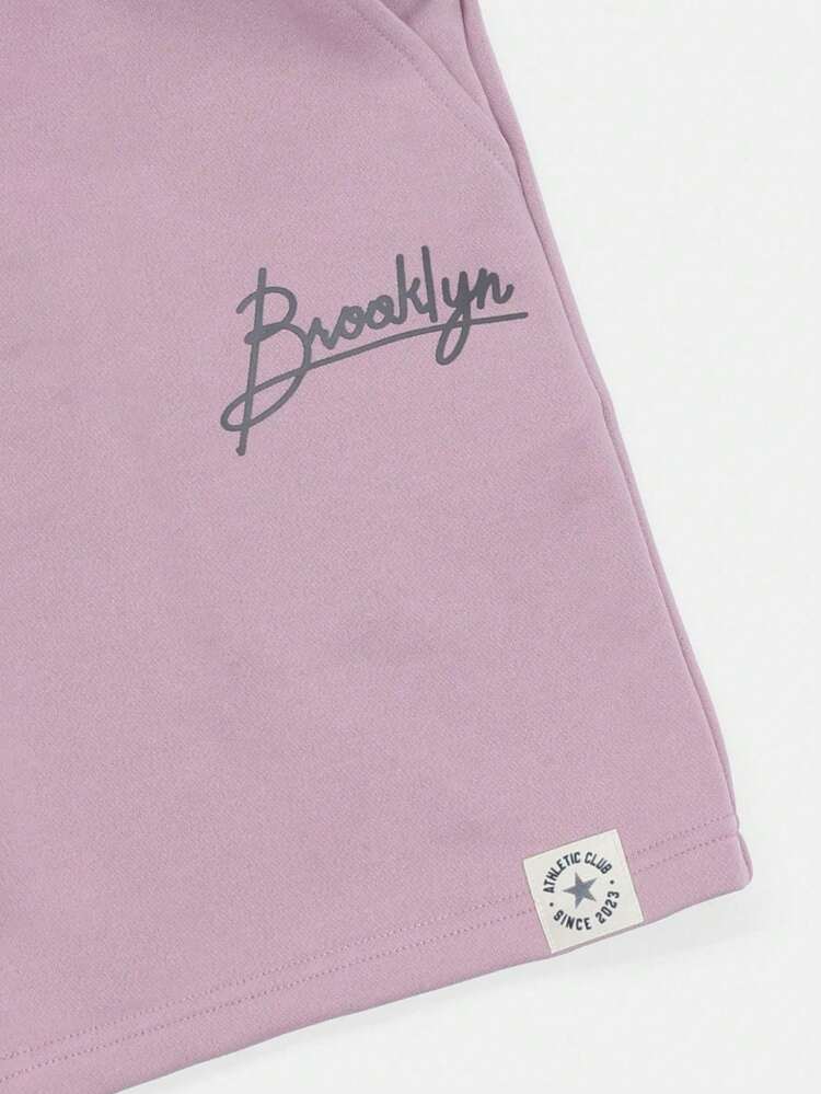 Set coordinato estivo casual per ragazzi pre-adolescenti, composto da t-shirt con stampa script "Brooklyn" e pantaloncini