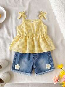 SHEIN Vintaside Kids 女嬰淡黃色夏季可愛度假清新花卉吊帶背心與牛仔短褲套裝，甜美蝴蝶結裝飾，適合休閒外出與家庭聚會穿搭 - 黃色 - 查看 1
