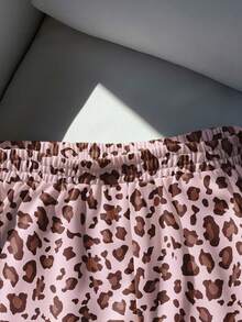 SHEIN EZwear 女士休闲粉色复古迷彩豹纹中腰宽松短裤，飘逸短裤，返校必备单品，适合日常通勤、约会、聚会、秋冬夏、圣诞节、新年、感恩节、派对、婚礼、海滩、毕业典礼、时尚、优雅、休闲、外出、约会、预约、通勤、闪亮、情人节、优雅、度假、休闲、Y2K、外出、毕业典礼等场合。 - 彩色 - 查看 4