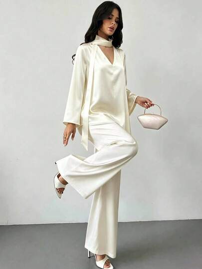Modelyn Conjunto de 2 peças, Blusa de Cetim com Manga Flare e Decote em V com Gravata, Calça Pantalona Larga, Cor Champanhe