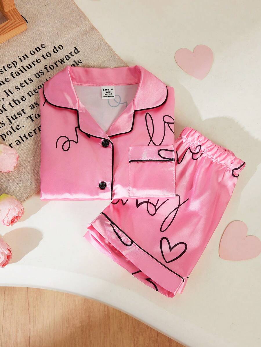 2-teiliges Baby Mädchen Pyjama Set mit Kragen, Kurzarm, Shorts, Sommer rosa mit kontrastierendem schwarzem Rand, Allover-Muster mit LOVE Buchstaben, lässige, stilvolle Homewear, Nachtwäsche, Satin-Seide-ähnlich, glatt, bequem, weich, atmungsaktiv, hochwertig, leicht, hautfreundlich, Kleinkind Loungewear, elegante, modische, sanfte Innentagebekleidung - Altrosa - Übersicht 1