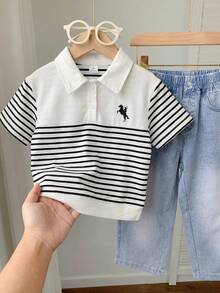 SHEIN Bubblio Bộ 2 món gồm áo polo tay ngắn và quần cạp chun in họa tiết dễ thương dành cho bé trai, thích hợp cho tiệc sinh nhật, tiệc tối, biểu diễn, đám cưới, tiệc mừng em bé chào đời. - Đen và trắng - Xem 4