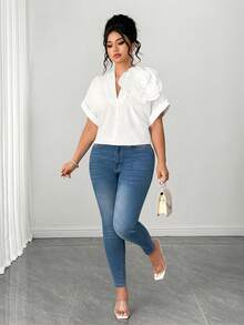 Elenzga Elegante Damen Bluse in Große Größen mit 3D-Blumenapplikation, tiefem V-Ausschnitt und ärmellos, weiß, sommerlich, für Party, lässig und Smart, für den täglichen Gebrauch - Beige - Übersicht 4