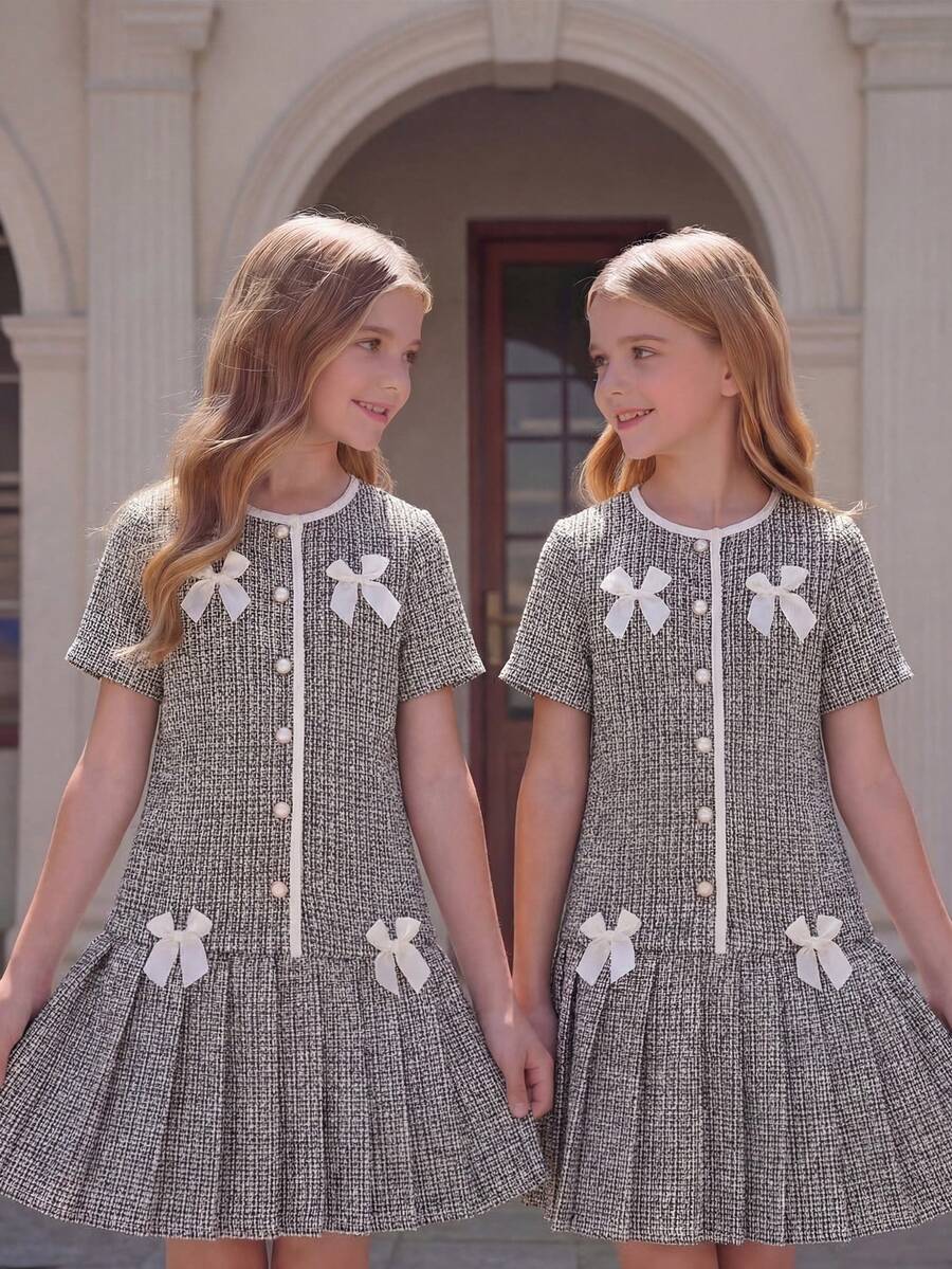 Elladie kids 1 pieza Vestido de verano nuevo 2026 para niñas preadolescentes con tela rosa, cuello negro, botones, mangas cortas, dobladillo fruncido, decoración de lazo, ajuste holgado, estilo casual y dulce preppy - Negro - Ver 1