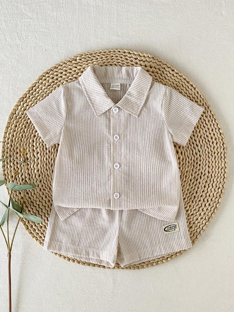SHEIN 两件套幼儿男童夏季休闲衬衫短裤套装,衬衫:黑白条纹短袖衬衫,短裤:黑白条纹,适合日常穿着、度假、假日穿着 - 卡其色 - 查看 1