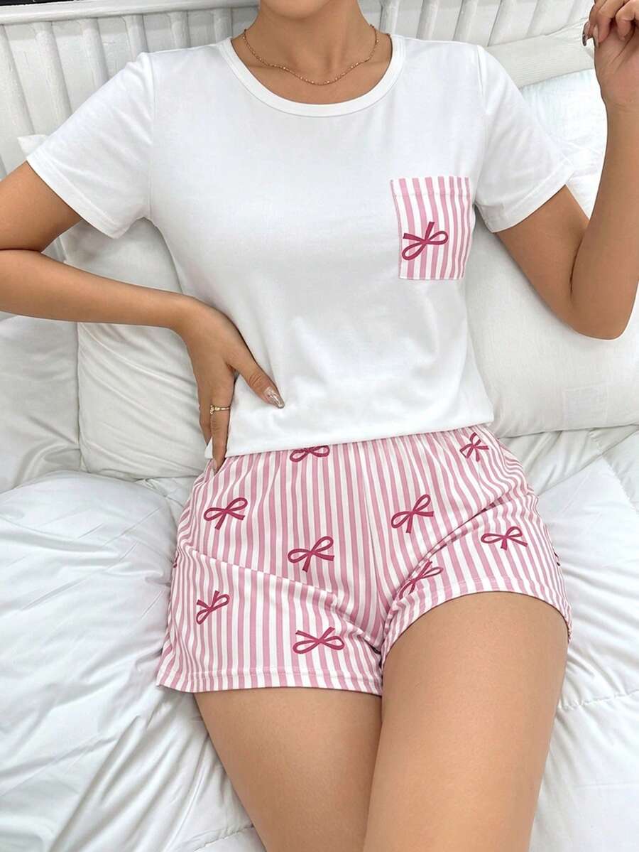 Doze Lane Bộ đồ ngủ 2 mảnh: Áo ngủ cổ tròn tay ngắn, có túi, in họa tiết nơ và sọc hồng, gồm áo và quần short. - Nhiều màu - Xem 1