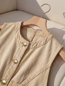 SHEIN MOD Conjunto de chaleco de bolsillo de cuello redondo de una hilera y falda vaquera plisada para mujer. Conjunto de atuendos de verano, atuendos de primavera, disfraces de carnaval, conjuntos elegantes de fiesta, conjuntos de playa, atuendos para salir, conjuntos casuales para mujer. Conjunto de chaleco vaquero beige con botones y falda midi plisada para mujer. Este top corto sin mangas y la falda midi forman un elegante conjunto casual de dos piezas. - Caqui - Ver 3