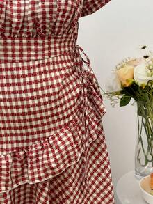 Sweetra Vestido casual elegante e doce com franzido, gola de coração, manga curta, barra irregular e peluda, laço, estampa xadrez, para mulheres Plus Size - Vinho - Visão 5