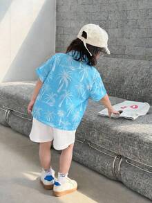 SHEIN 两件套男童舒适休闲日常百搭可爱印花夏威夷领短袖衬衫短裤套装，适合春夏季节、日常穿着、运动、郊游、上学、聚会、节日、摄影、度假、海滩等场合。 - 淺藍色 - 查看 3