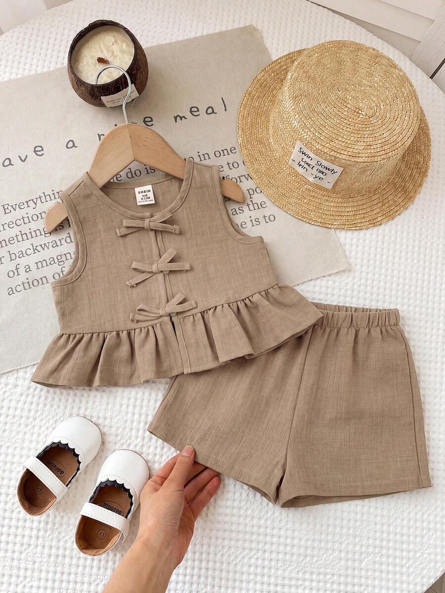 SHEIN LMoss Kids 女婴纯色圆领蝴蝶结装饰荷叶边上衣和短裤休闲日常套装 - 卡其色 - 查看 1