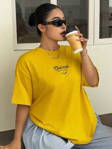 Dazy Plus Camiseta de manga corta con cuello redondo y ajuste holgado con estampado de letras, talla grande, color burdeos - Amarillo - Ver 9