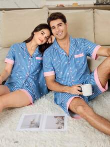 SHEIN طقم بيجامة رجالي بقصة قصيرة الأكمام مع ياقة وتريم بتصميم قلب مخطط كلاسيكي - متعدد الألوان - مشاهدة 6