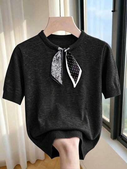 Franclia 新款休闲简约圆领短袖上衣，饰以佩斯利花纹和波点拼接元素，尽显精致法式风情；版型优化，可搭配连衣裙或裤装；宽松高腰设计；袖口和领口饰以撞色罗纹滚边。