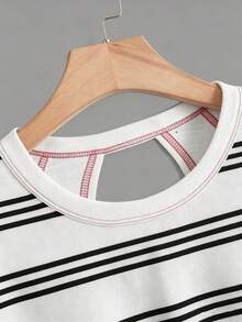 SHEIN Essnce Áo tank top dáng rộng, cổ tròn, hở lưng, vạt bất đối xứng, in họa tiết sọc đen trắng, phong cách tối giản, đa năng dành cho nữ, thích hợp cho mùa hè, kiểu dáng dễ phối đồ. - Nhiều màu - Xem 3