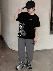 SHEIN Mirajuku 2 piezas Conjunto casual de niño para primavera/verano con camiseta de manga corta negra estampada y pantalón cargo gris - Gris - Ver 1