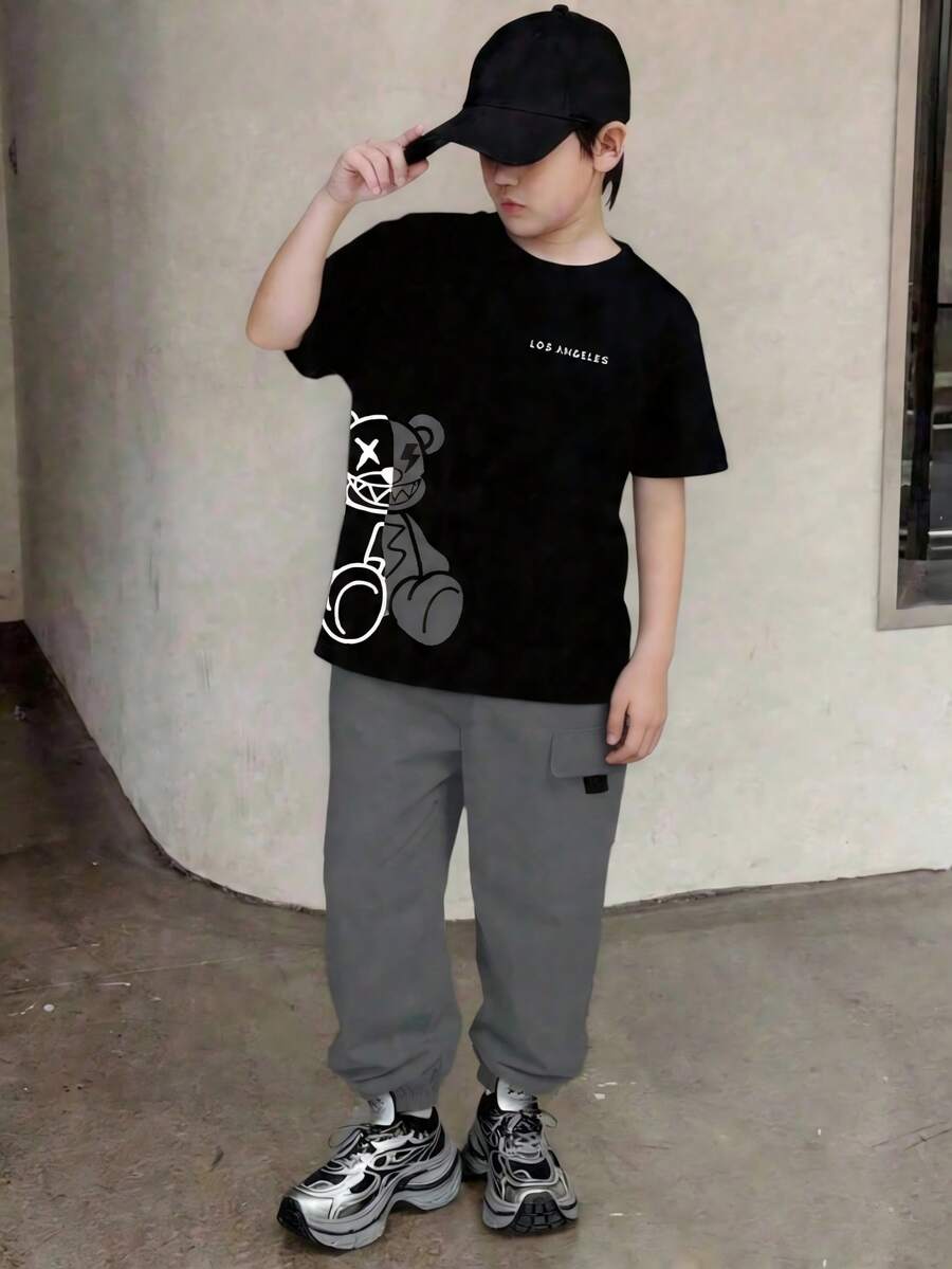 SHEIN Mirajuku 2 piezas Conjunto casual de niño para primavera/verano con camiseta de manga corta negra estampada y pantalón cargo gris - Gris - Ver 1