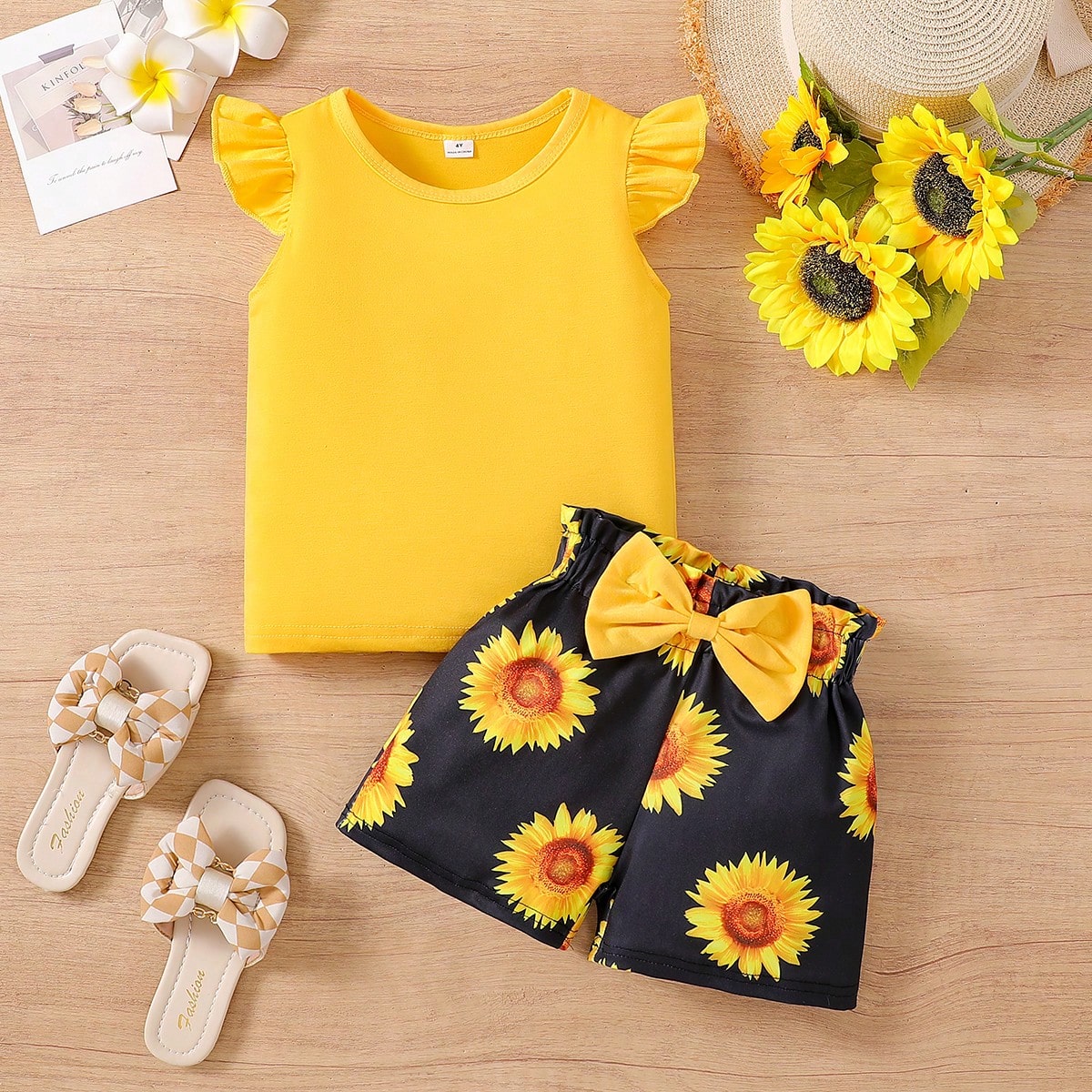 Conjunto de 2 piezas para niña con blusa de cuello redondo y mangas de volantes, y shorts con estampado de girasoles y cinturón en la cintura, para