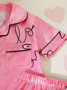 2-teiliges Baby Mädchen Pyjama Set mit Kragen, Kurzarm, Shorts, Sommer rosa mit kontrastierendem schwarzem Rand, Allover-Muster mit LOVE Buchstaben, lässige, stilvolle Homewear, Nachtwäsche, Satin-Seide-ähnlich, glatt, bequem, weich, atmungsaktiv, hochwertig, leicht, hautfreundlich, Kleinkind Loungewear, elegante, modische, sanfte Innentagebekleidung - Altrosa - Übersicht 5