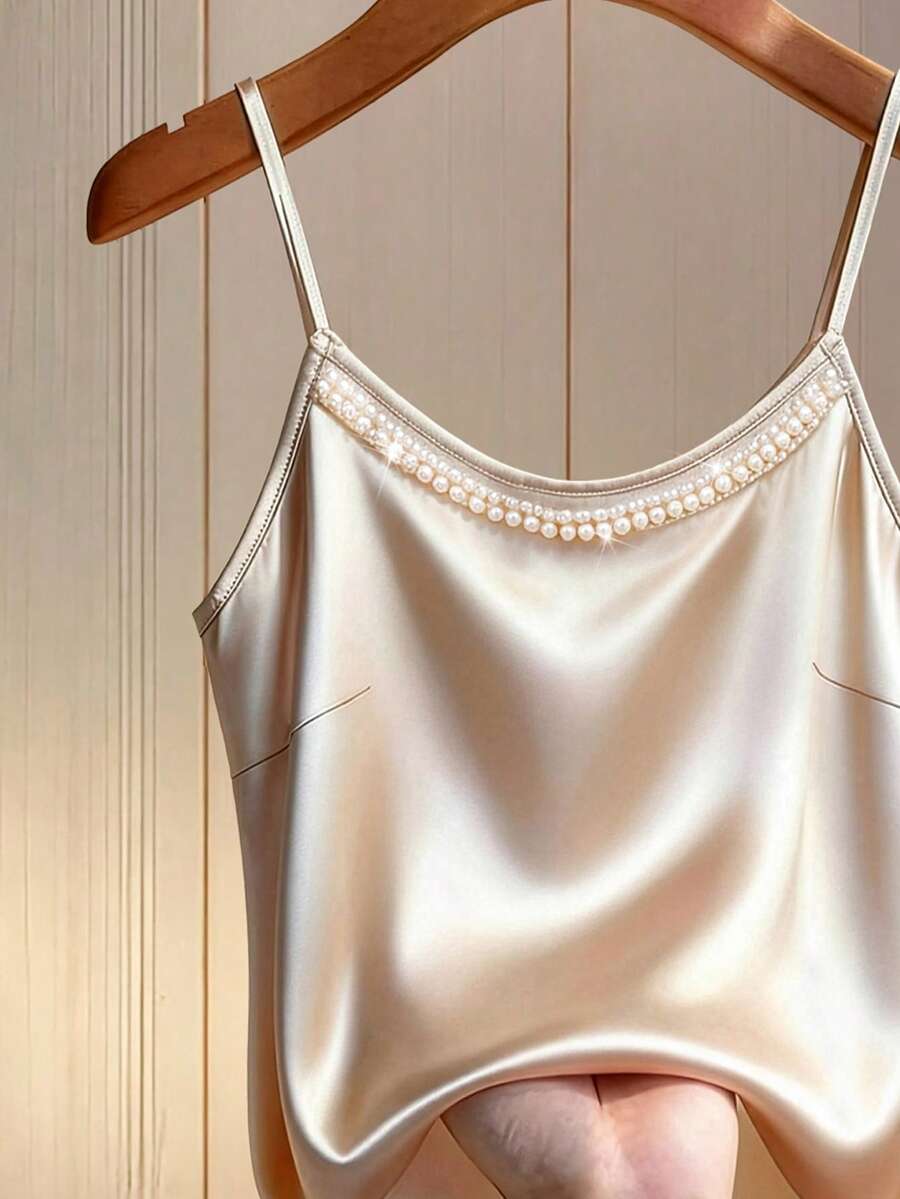 GlowEve CURVE Camiseta de satén con decoración de perlas falsas para mujer de talla grande, elegante camiseta de satén color champán, blusa sin mangas con diseño de cuello de perlas falsas, lujosa camiseta de satén con perlas falsas, adecuada para fiestas o uso en casa, Día de San Valentín/Festival de Qixi: El material de satén tiene un brillo brillante y los acentos de perlas falsas le dan un toque suave y romántico. Se puede combinar con una falda o una chaqueta para crear un look de noche de cita. Fiesta de Navidad/Año Nuevo: Se puede usar como capa interior o exterior con un suéter o un mini camiseta, los detalles refinados le ayudarán a destacar en la fiesta de Nochevieja o en una noche de chicas. - Champán - Ver 1