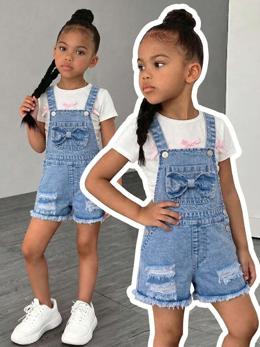 SHEIN Playful Pals 女童牛仔背带短裤夏季新款，可爱休闲风，浅蓝色水洗牛仔布，蝴蝶结装饰，破洞毛边下摆，宽松版型，柔软舒适面料，是夏季日常穿着、度假、学校郊游、派对等场合的理想选择。