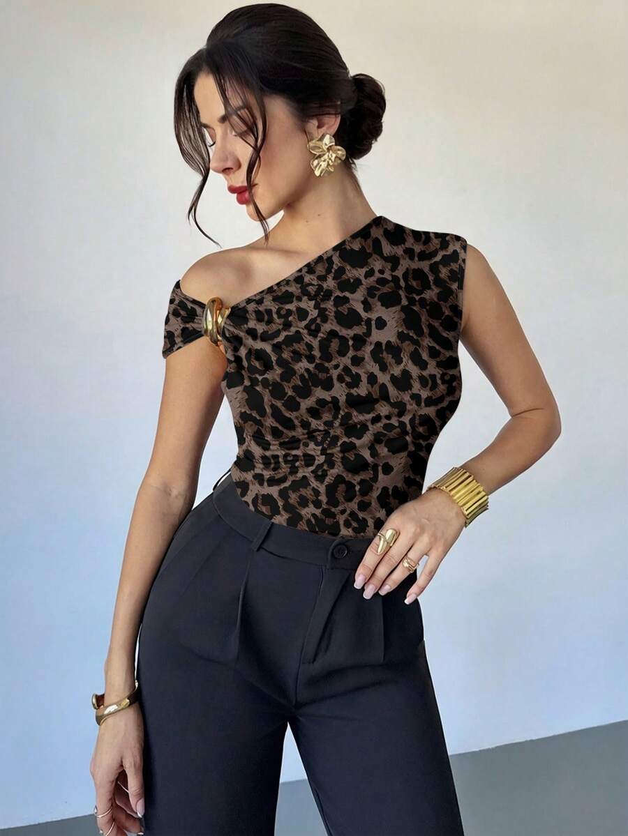 Firerie 女士休闲优雅金属装饰豹纹不对称肩部T恤,适合外出、聚会和其他场合 - 白色 - 查看 1