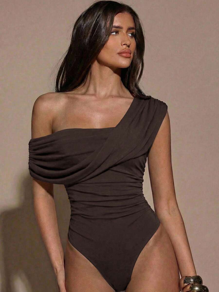 SHEIN BAE Bodysuit Tanpa Tali Asimetris Elegan untuk Wanita, Cocok untuk Liburan Musim Semi/Panas, Jalan-jalan Bersama Teman, Kerja, Perjalanan, Liburan. Merah - Coffee Brown - View 1