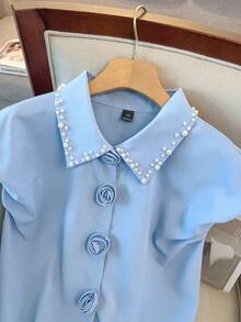 GlowEve CURVE Camisa de unicolor de talla grande con decoración de botón 3D y adorno de perlas, de manga corta - Azul - Ver 3