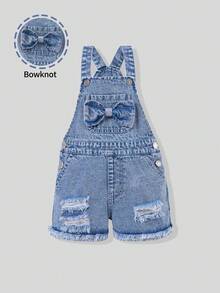 SHEIN Playful Pals 女童牛仔背带短裤夏季新款，可爱休闲风，浅蓝色水洗牛仔布，蝴蝶结装饰，破洞毛边下摆，宽松版型，柔软舒适面料，是夏季日常穿着、度假、学校郊游、派对等场合的理想选择。 - 淺色水洗藍 - 查看 5