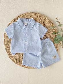 SHEIN Set de 2 piezas de camisa y pantalones cortos casuales de verano para niños pequeños, Camisa: Camisa de cuello con mangas cortas a rayas blancas y negras, Pantalones cortos: Pantalones cortos a rayas blancas y negras de tela texturizada, Adecuado para uso diario, vacaciones, días festivos - Azul - Ver 4