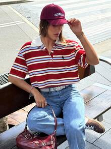 Muchica Camisa polo feminina casual para o dia a dia com bordado, listras contrastantes e modelagem solta com ombros caídos, ideal para o verão. Look Zoey com zíper, blusa estilo zoológico, blusa feminina com zíper, look vintage feminino, looks casuais femininos, blusas cropped, camisa polo cropped listrada, looks femininos com cropped, looks californianos femininos, look retrô feminino, blusa feminina, camisas polo casuais femininas, inspiração para looks com polo, look old school feminino, look escolar feminino com listras vermelhas e brancas. - Multicolorido - Ver 4
