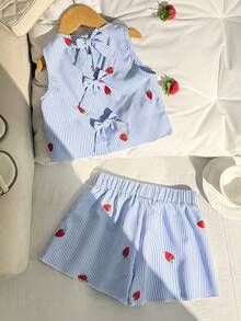 SHEIN Conjunto casual de vacaciones de 2 piezas para niñas pequeñas: Top de tirantes con volantes y espalda con lazo con bordado de fresa a rayas y shorts - Azul y blanco - Ver 7
