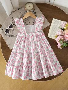 SHEIN Vintaside Kids Đầm dài cổ yếm màu xanh nhạt dịu mát mùa hè dành cho bé gái, chất liệu vải dệt, kiểu dáng chữ A. Với tông màu xanh nhạt dịu nhẹ và thiết kế cổ yếm tinh tế, phần váy được phủ họa tiết hoa trắng nhỏ, như những bông hoa nở rộ mùa xuân. Viền bèo nhún ở dây đeo vai khéo léo và dễ thương, làm tăng thêm vẻ ngọt ngào và chiều sâu cho tổng thể. Thích hợp cho các hoạt động vui chơi trên bãi biển, dã ngoại, thư giãn tại nhà, đám cưới, sinh nhật, biểu diễn tiệc tùng và các dịp khác. - Màu Hồng baby - Xem 3