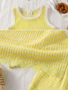 SHEIN Vintaside Kids 2件組女嬰白色與黃色夏季可愛度假提花條紋蕾絲飾邊背心與短褲，韓/歐風女嬰時尚套裝 - 黃色 - 查看 6