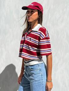 Muchica Camisa polo feminina casual para o dia a dia com bordado, listras contrastantes e modelagem solta com ombros caídos, ideal para o verão. Look Zoey com zíper, blusa estilo zoológico, blusa feminina com zíper, look vintage feminino, looks casuais femininos, blusas cropped, camisa polo cropped listrada, looks femininos com cropped, looks californianos femininos, look retrô feminino, blusa feminina, camisas polo casuais femininas, inspiração para looks com polo, look old school feminino, look escolar feminino com listras vermelhas e brancas. - Multicolorido - Ver 6