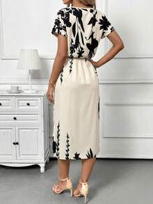 SHEIN Clasi Vestido con cintura ceñida, estampado floral y de hojas en fondo color albaricoque, con abertura en el bajo - Albaricoque - Ver 2