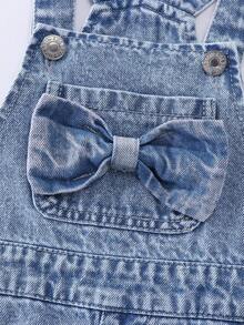 SHEIN Playful Pals 女童牛仔背带短裤夏季新款，可爱休闲风，浅蓝色水洗牛仔布，蝴蝶结装饰，破洞毛边下摆，宽松版型，柔软舒适面料，是夏季日常穿着、度假、学校郊游、派对等场合的理想选择。 - 淺色水洗藍 - 查看 6
