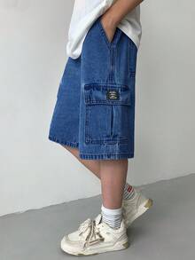 SHEIN Quần short denim thời trang nam tuổi teen phong cách Y2K cổ điển cá tính, thiết kế túi tiện dụng, màu xanh dương, rộng rãi và thoải mái, chất liệu denim mềm mại, thích hợp mặc hàng ngày, mùa hè và mùa xuân, cũng như các trang phục dự tiệc, lễ hội và đi biển. - Rửa tối - Xem 7