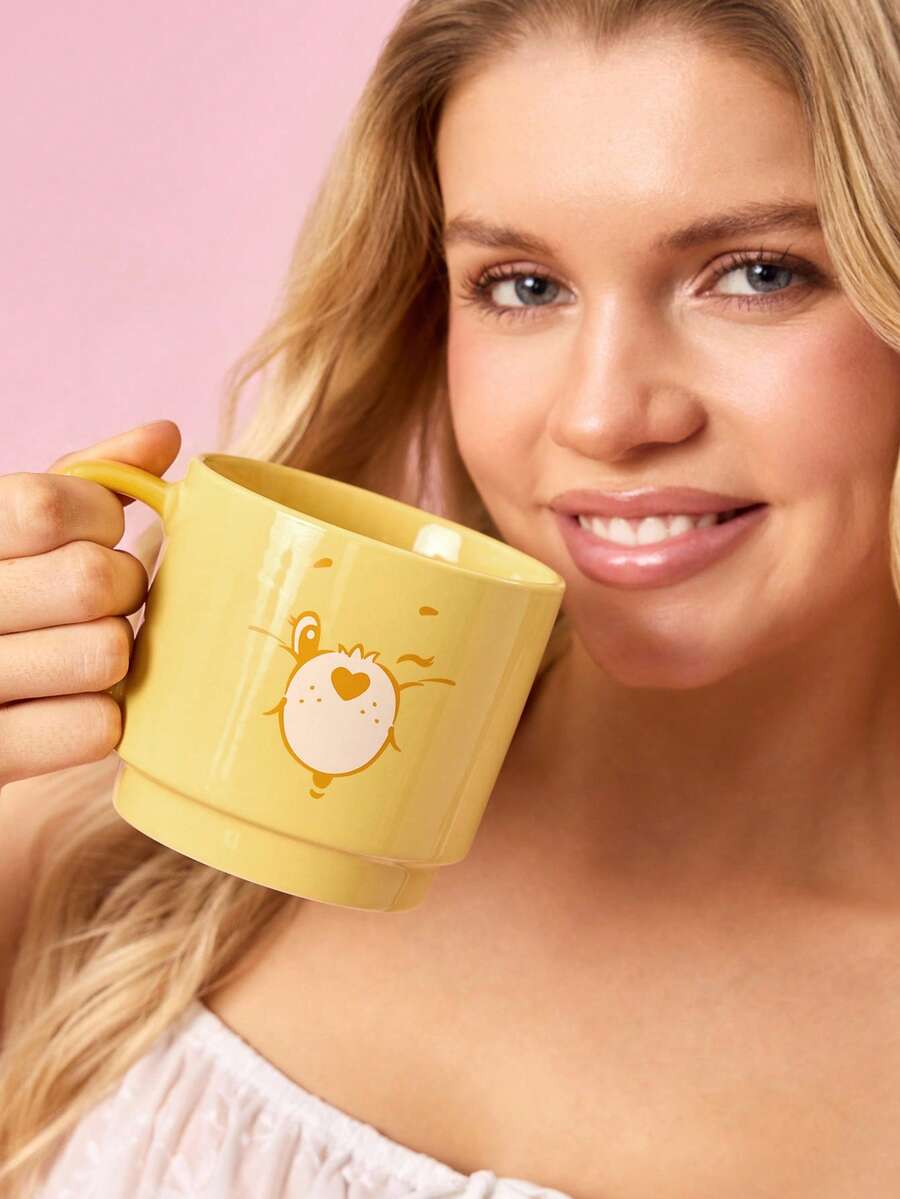 SHEIN X Care Bears 1 chiếc cốc sứ nhân vật hoạt hình dễ thương 14.5oz/430ml, có thể xếp chồng, chịu nhiệt & lạnh, dùng được trong lò vi sóng & máy rửa bát, phù hợp cho nước, sữa, nước trái cây, cà phê, Share Bear, Cheer Bear, Bear, Good Luck Bear, Funshine Bear, Ngày lễ Tình nhân - Màu vàng - Xem 1
