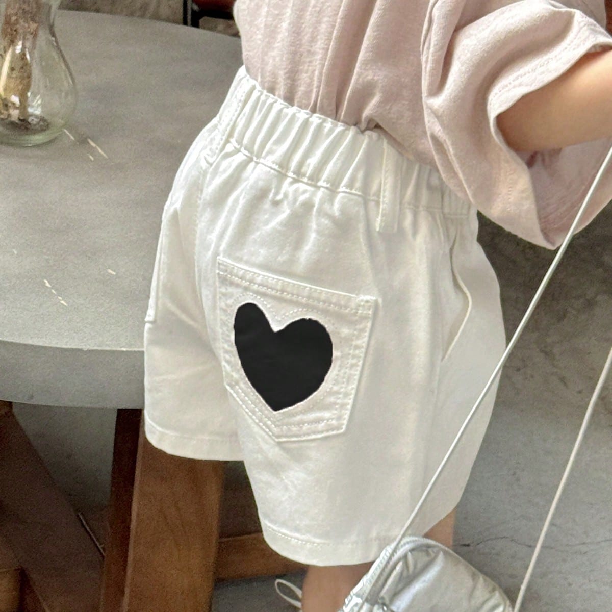 Shorts vaqueros versátiles y casuales de uso diario con estampado de corazones para niña