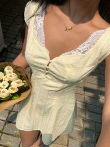 Sunnyshic 女士黄色刺绣蕾丝拼接泡泡袖迷你连衣裙，适合海滩度假、野餐和休闲场合。 - 黃色 - 查看 3